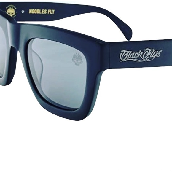 “THE NOODLES FLY” OFFSPRING Limited addition collaboration sunglasses - Picture 5 of 15